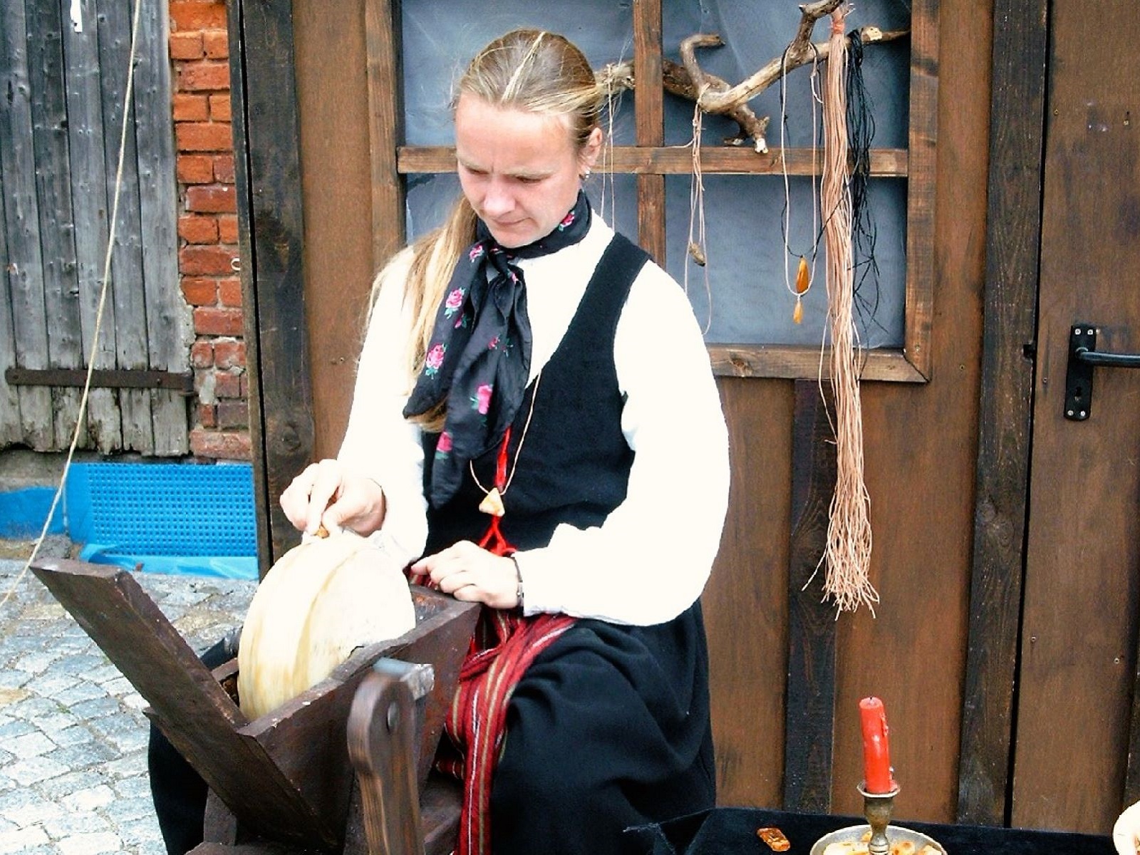 Historisches Handwerk - Bernsteinschleifen – Bild 4