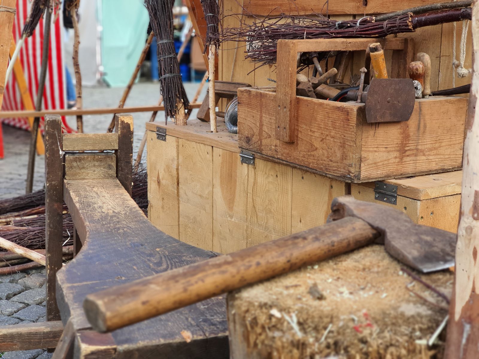 Historisches Handwerk - Besenbinden