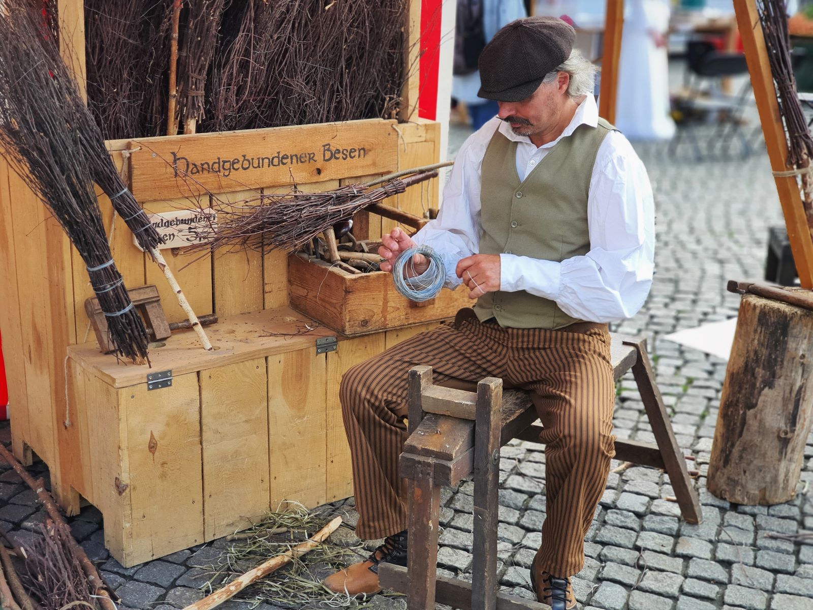 Historisches Handwerk - Besenbinden – Bild 2