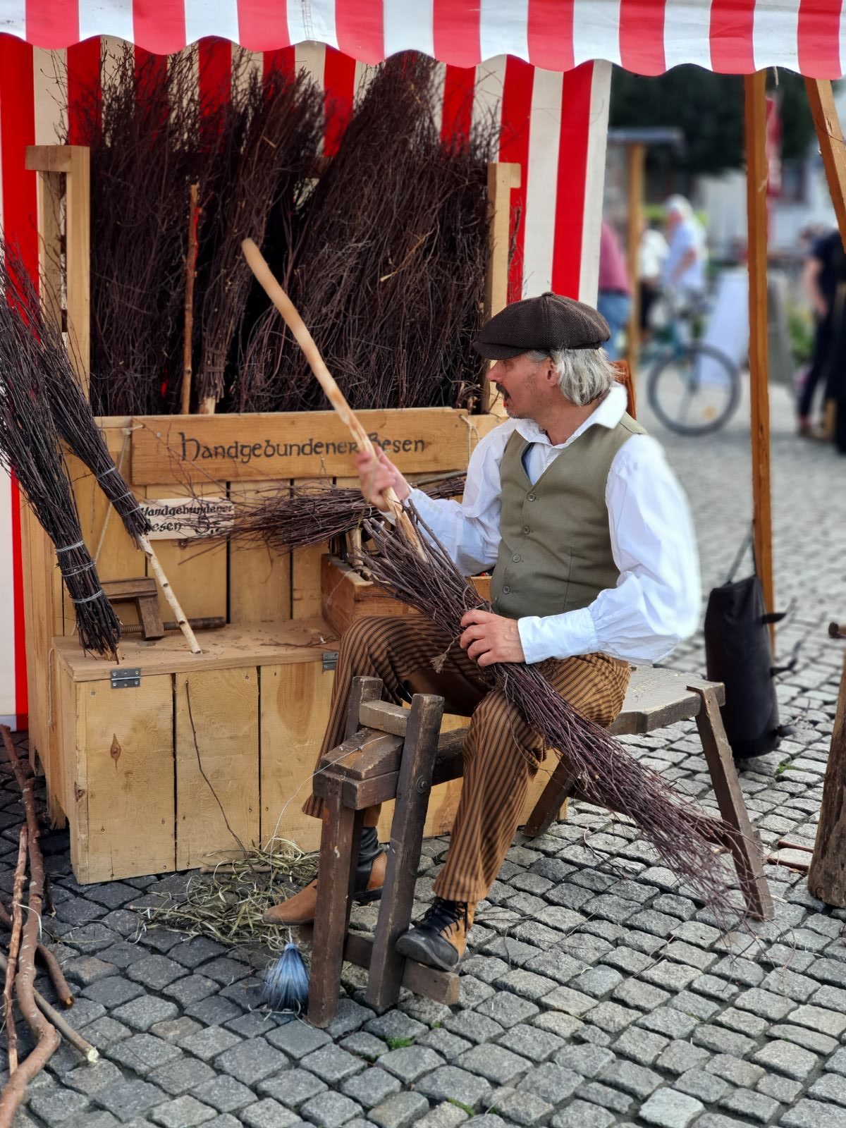 Historisches Handwerk - Besenbinden – Bild 4
