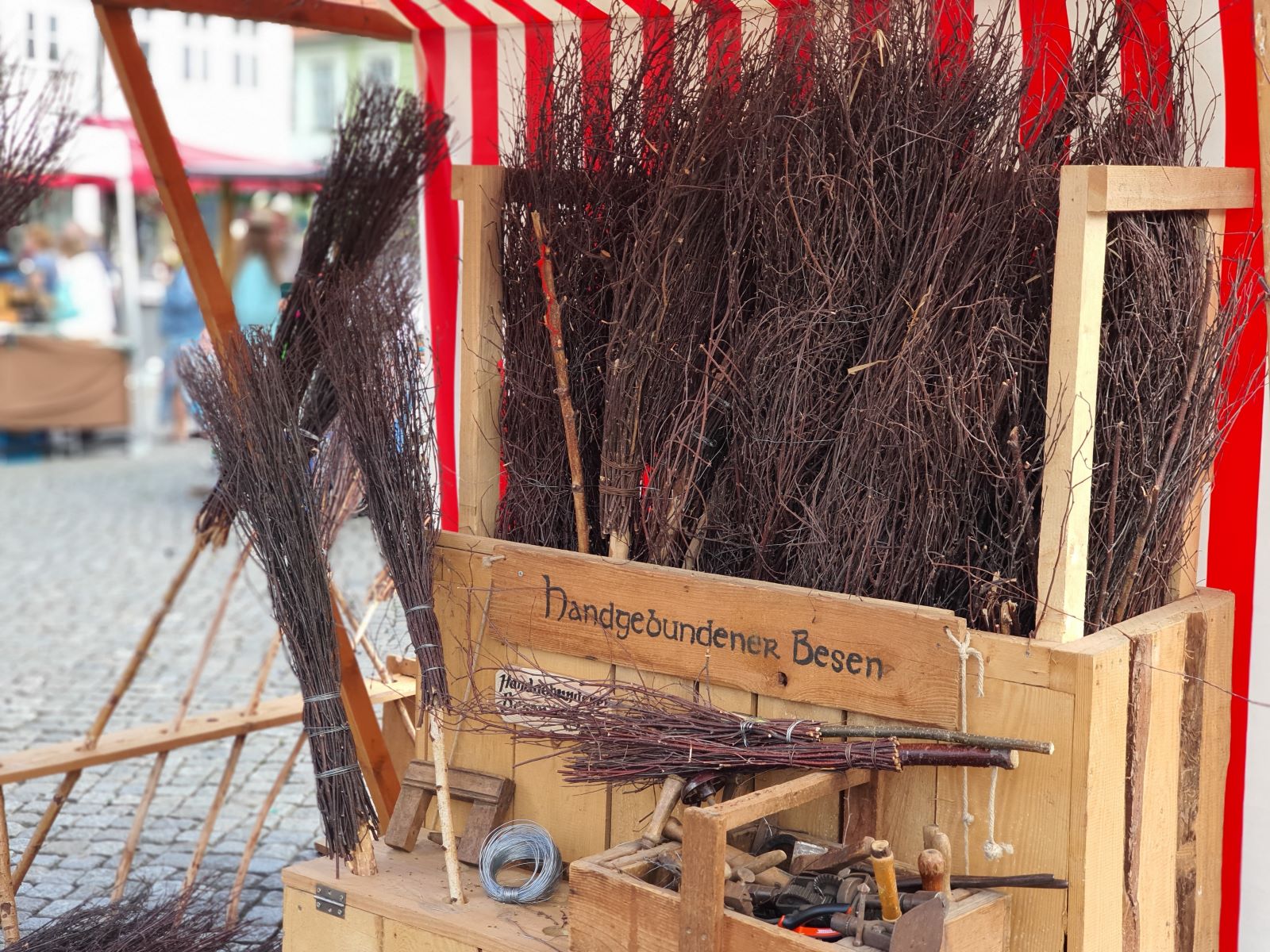 Historisches Handwerk - Besenbinden – Bild 3