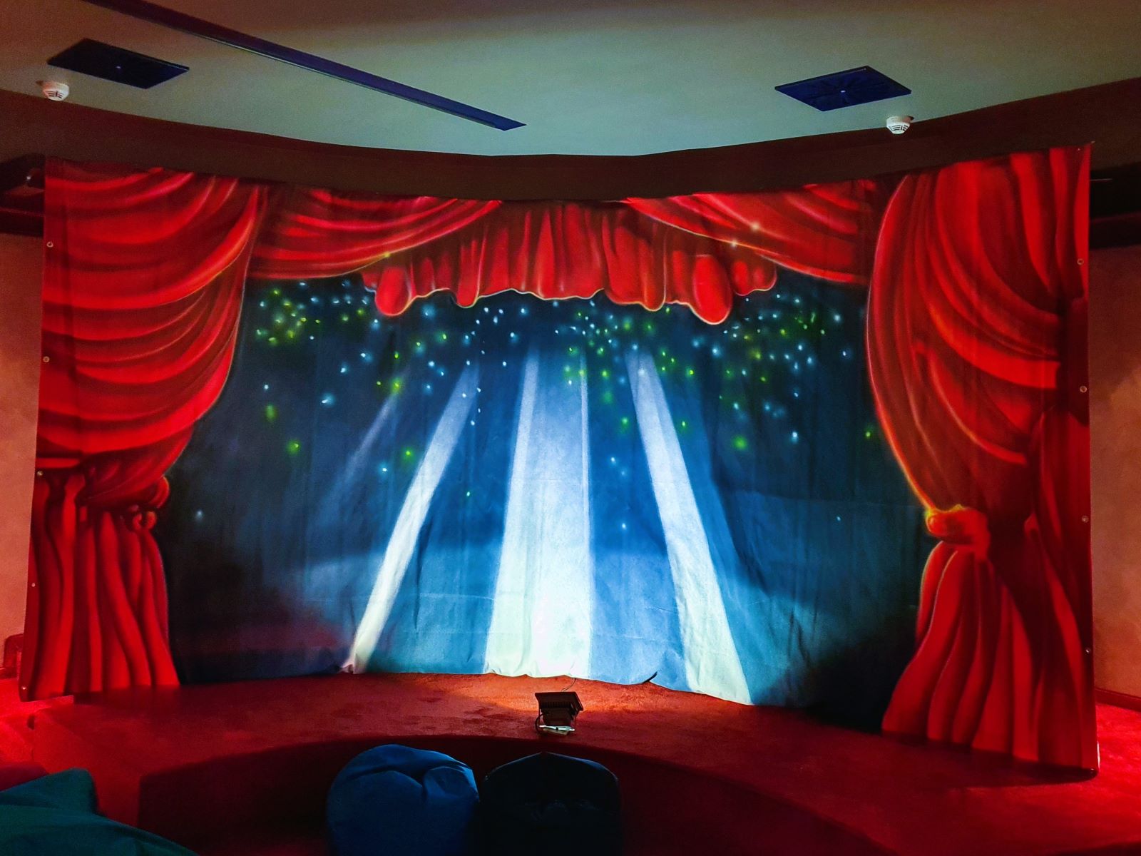 Bühne mit Vorhang - Bühnenbild ∗ No.1