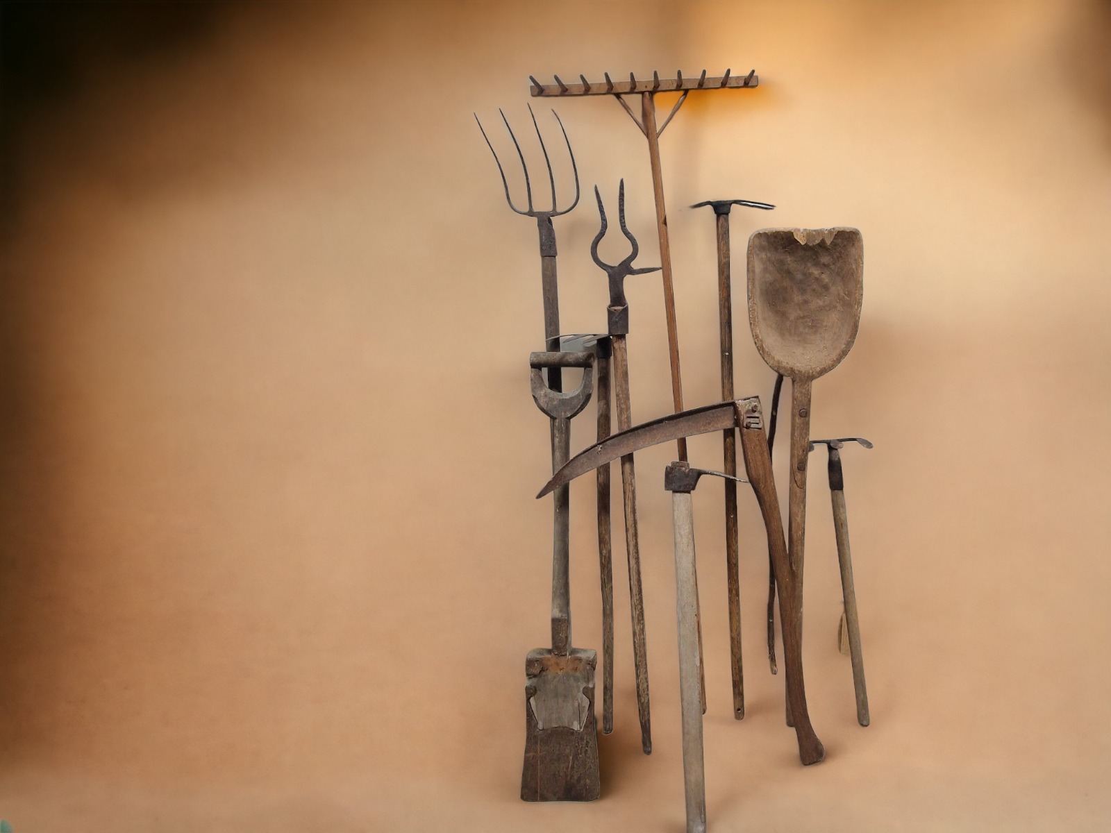 Bäuerliche Arbeitsgeräte für Hof, Stall & Feld