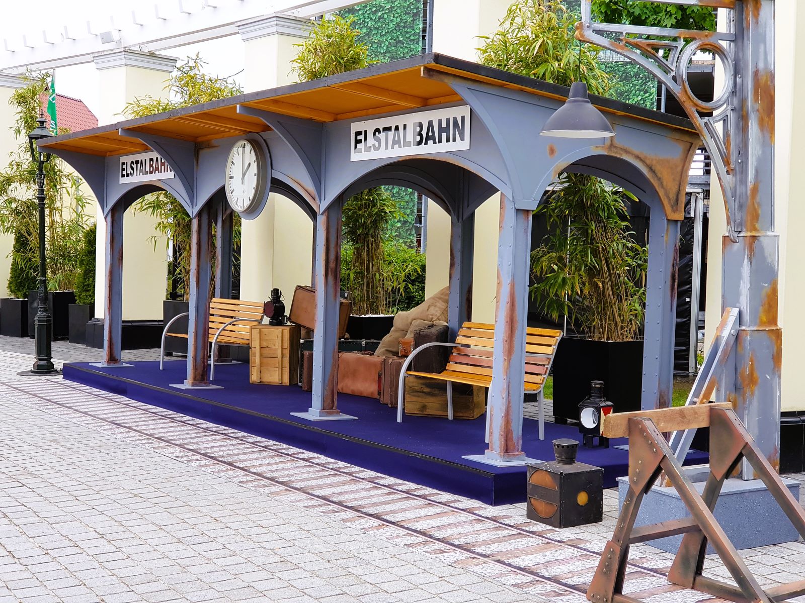 Bahnhof - Haltestelle – Bild 3