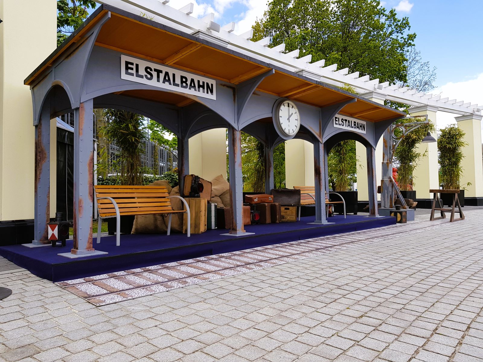 Bahnhof - Haltestelle – Bild 2