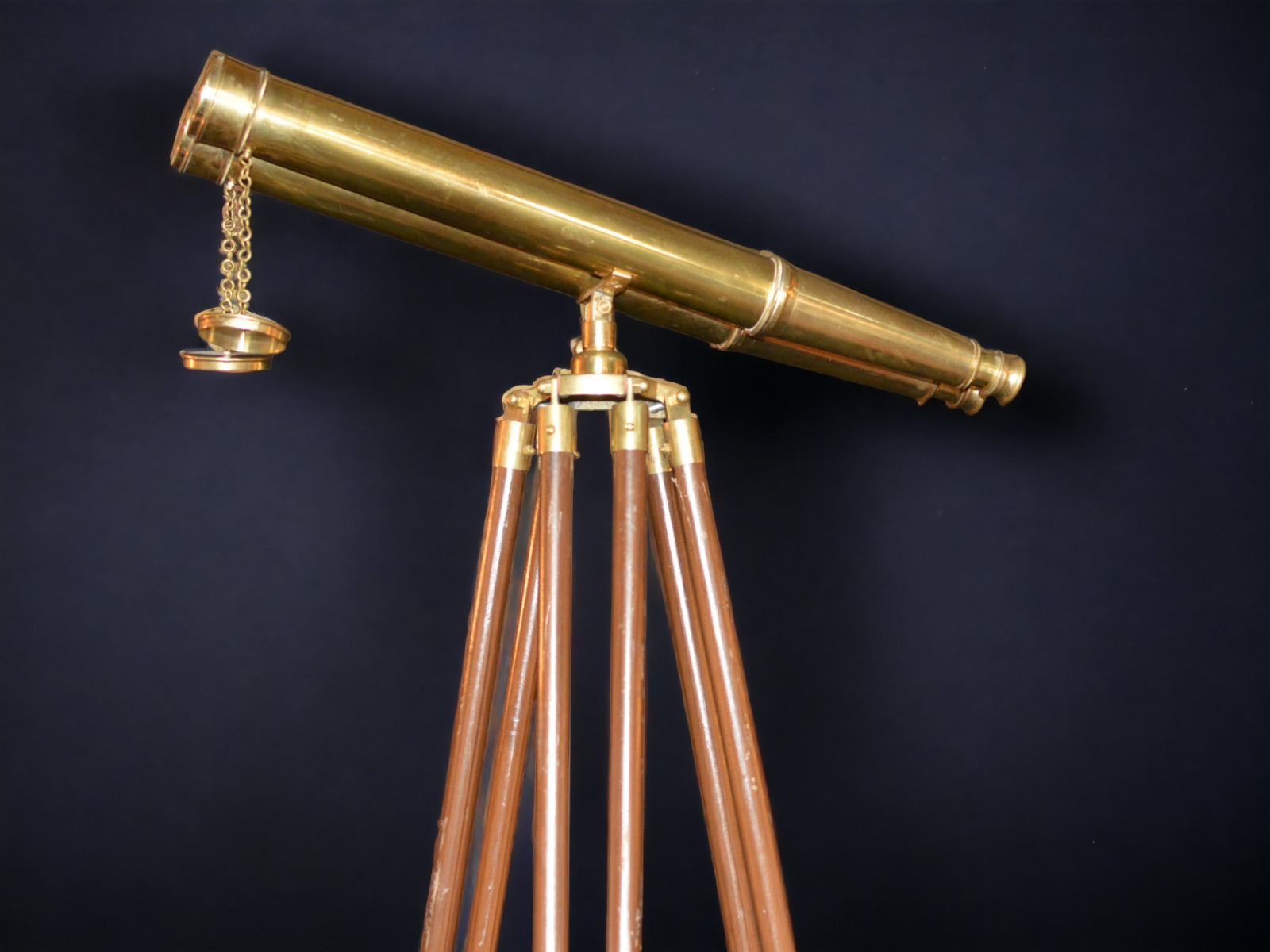 Fernrohr auf Stativ