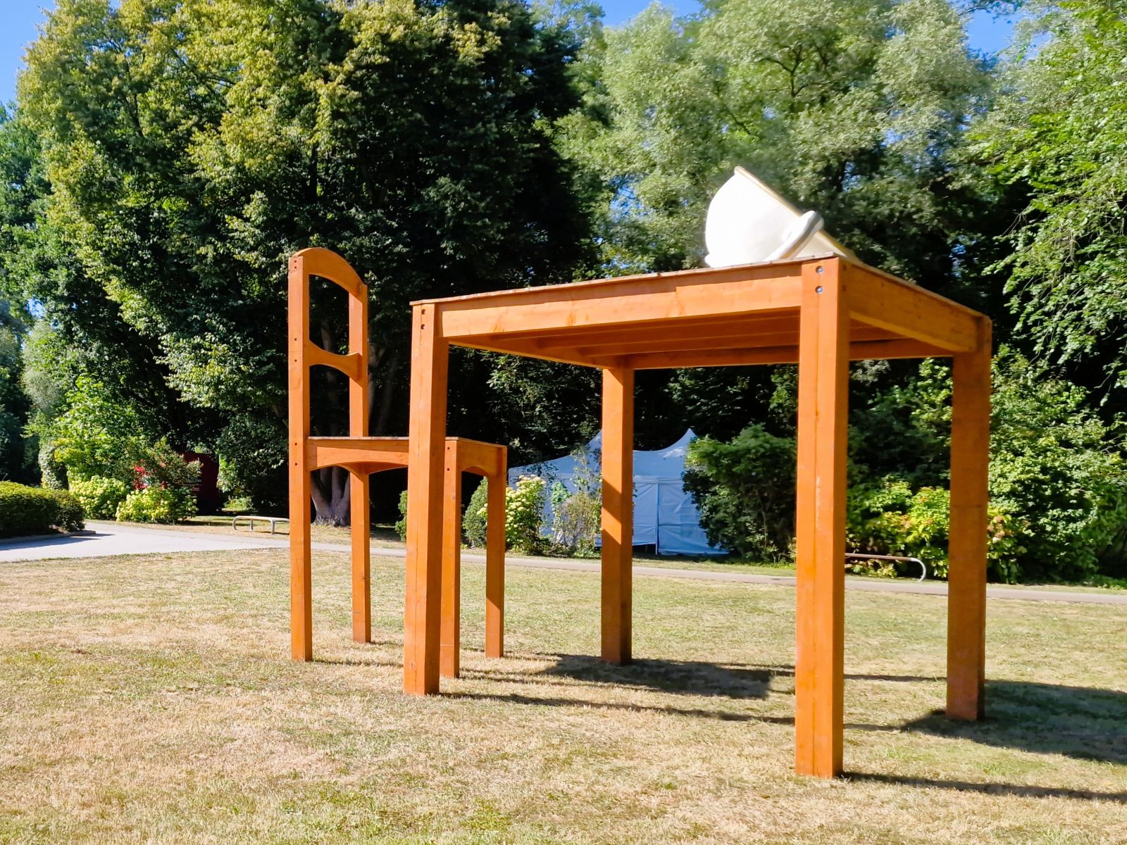 Riesen Tisch und Stuhl mieten