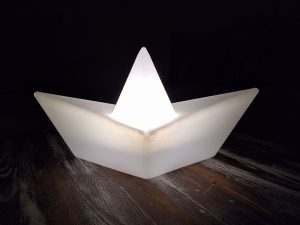 Leuchtendes Papierschiff