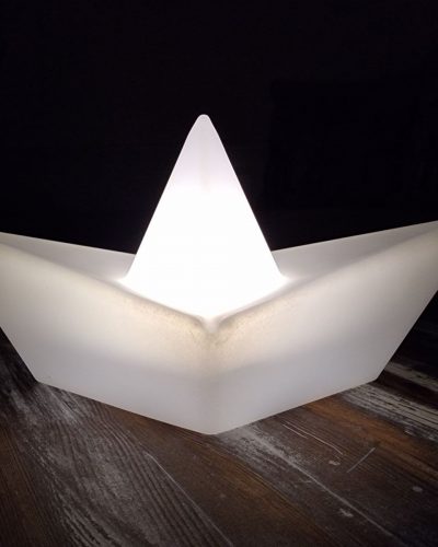 Leuchtendes Papierschiff