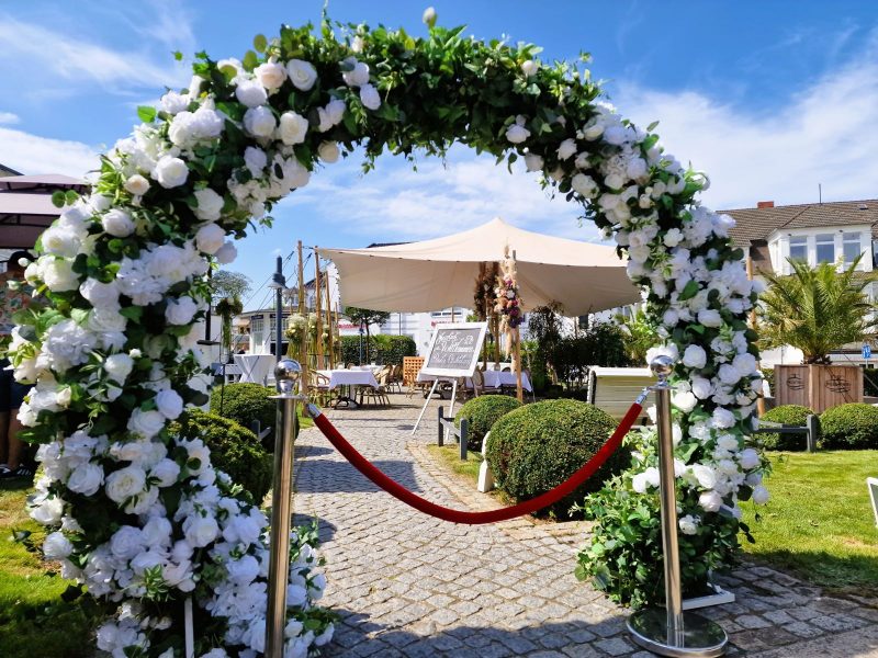 Hochzeits- Blumenbogen mieten