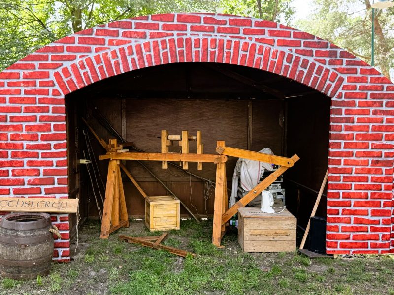 Steinbogen Arkade mit Hütte – Bild 5