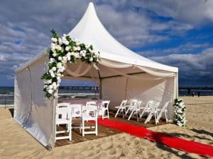 Blumenarrangements für den Traubogen