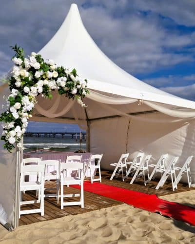 Blumenarrangements für den Traubogen