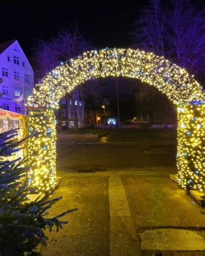 Beleuchtetes Weihnachtstor Eingang