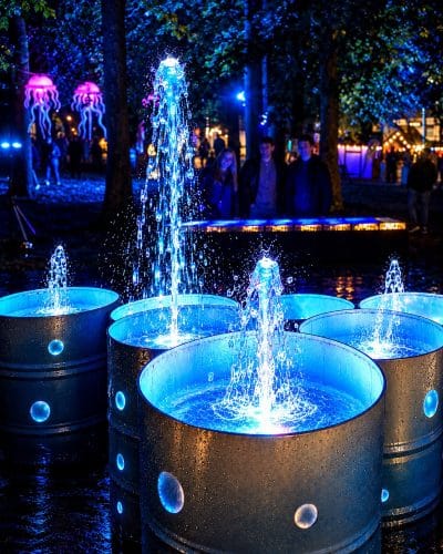 Neon-Nachtfestival mit leuchtenden Wasserfontänen Wasserspiele für Events